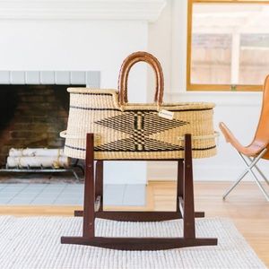 Design Dua - Never used baby bassinet with stand from